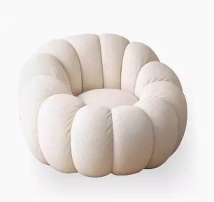 Poltrona da divano Pumpkin in pile bianco con poggiapiedi