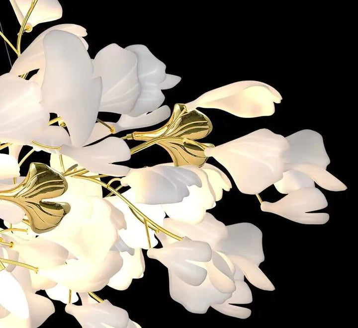 Blütenblattförmiger Ast-Kronleuchter Linn in Weiß